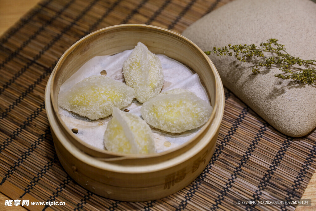 竹制蒸笼里的美味饺子