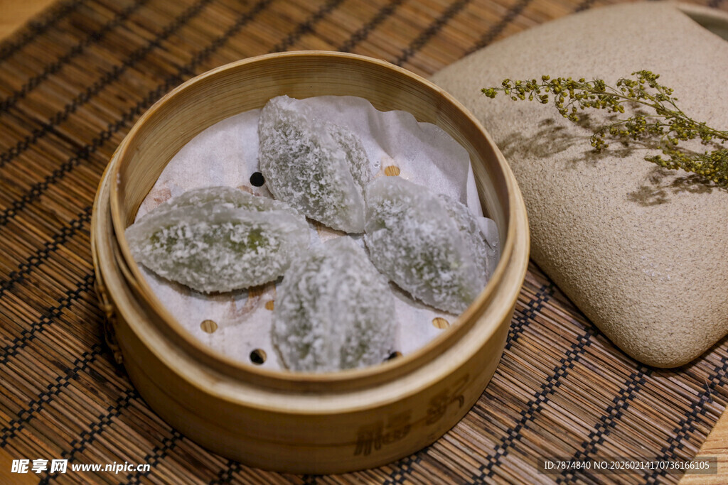 竹制蒸笼中的美味糯米糕点