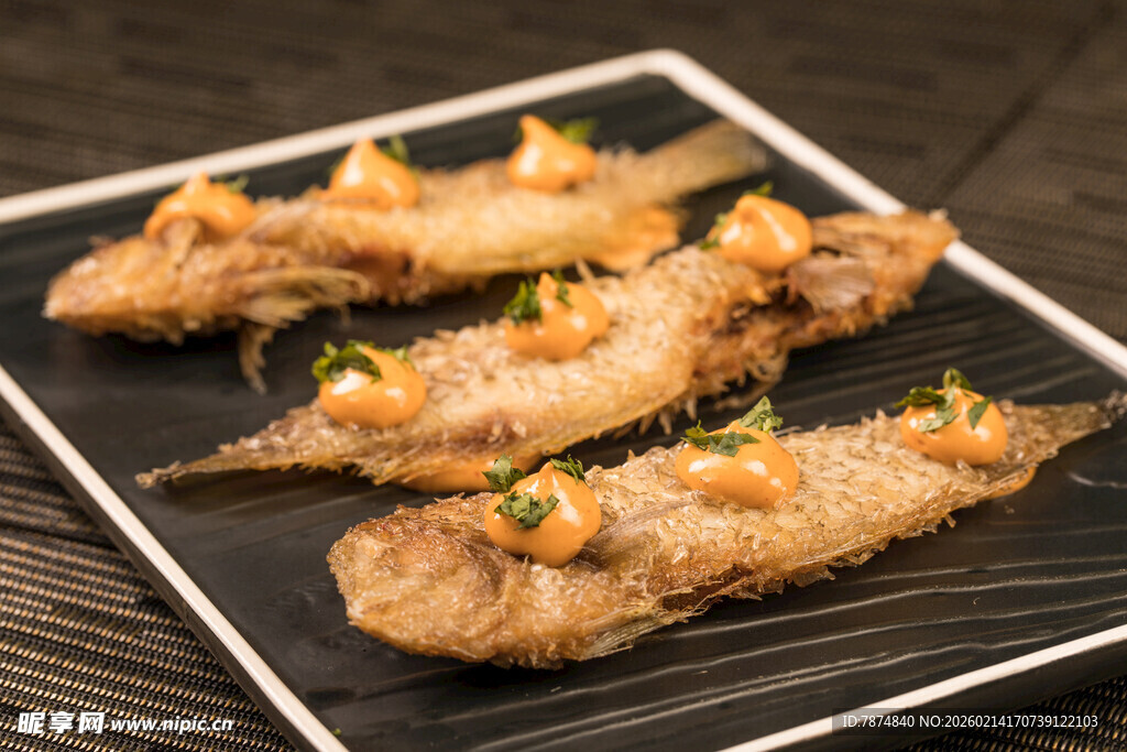 香煎小鱼配精美佐料