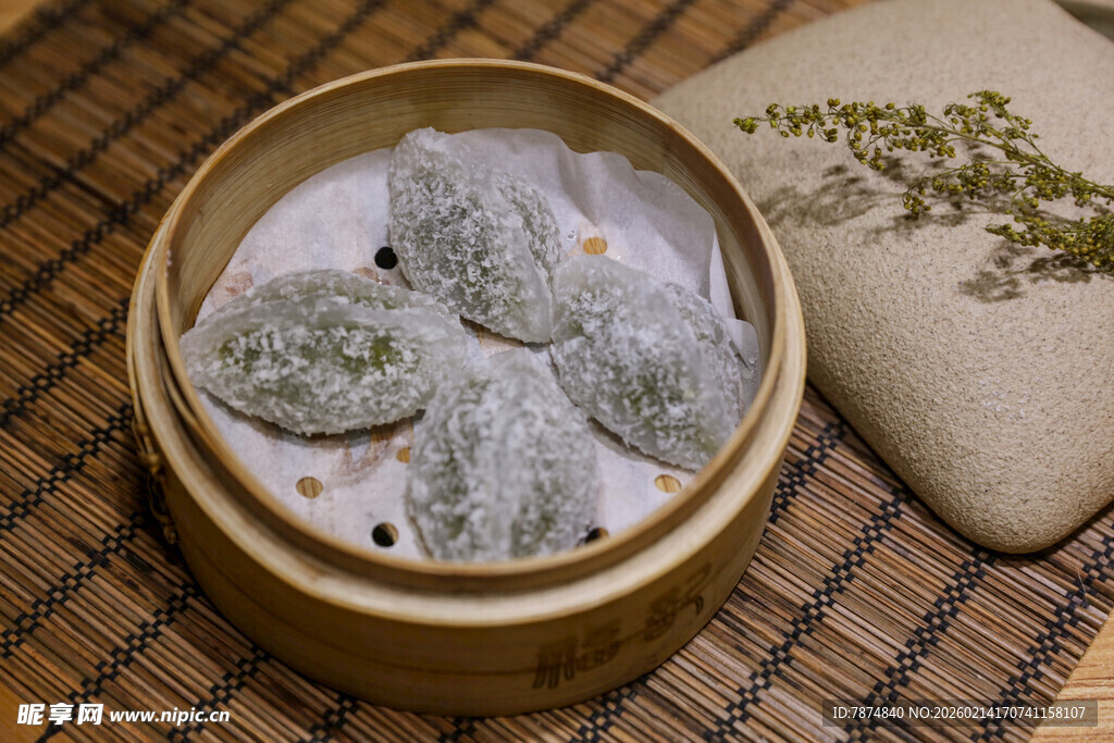 竹制蒸笼里的翡翠色点心