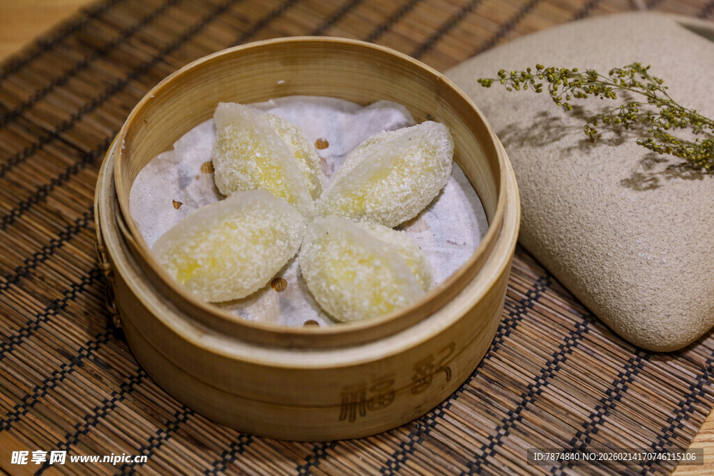 竹制蒸笼里的美味水晶蒸饺