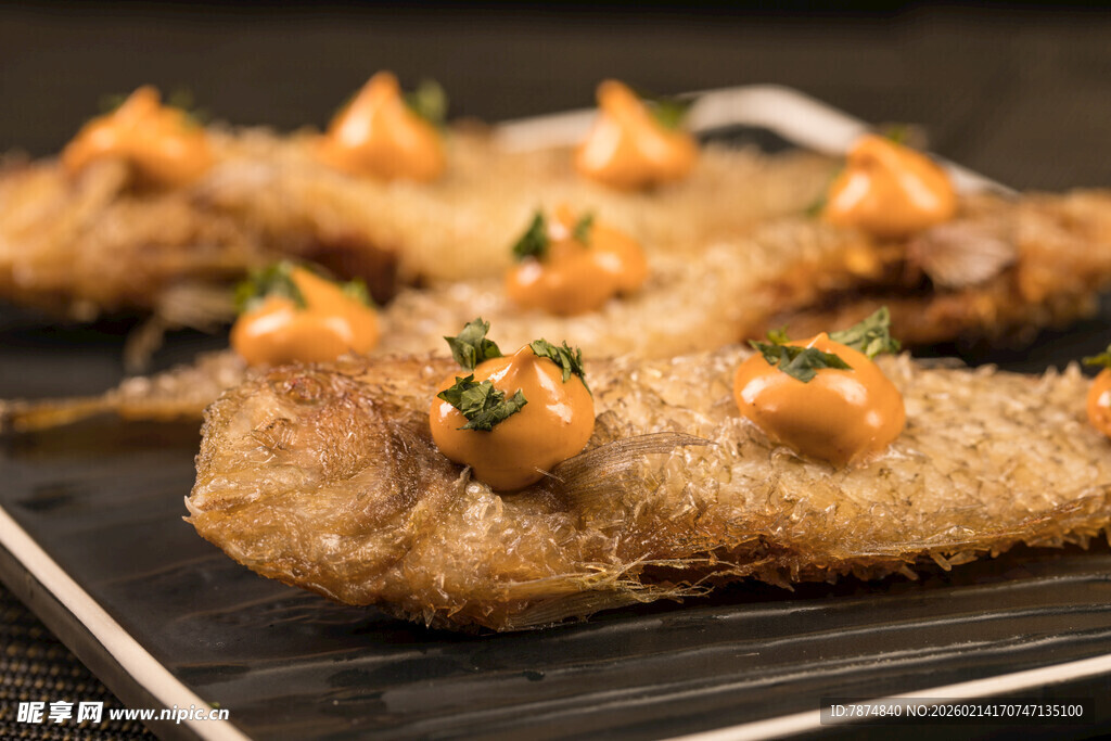 香煎鱼配美味酱料