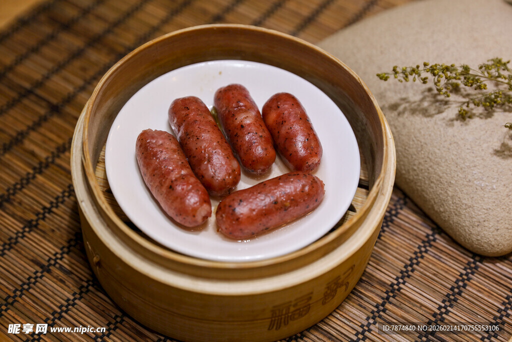 竹制蒸笼里的美味小香肠
