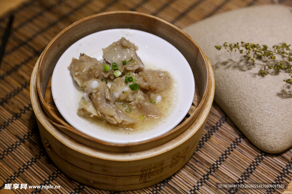 竹制蒸笼中的美味虾饺