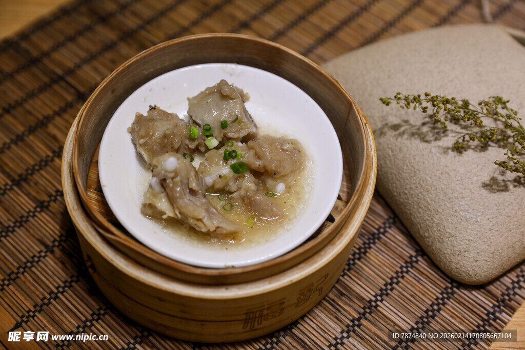 竹制蒸笼中的美味蒸排骨
