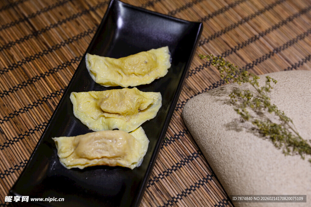 精致摆盘的美味煎饺