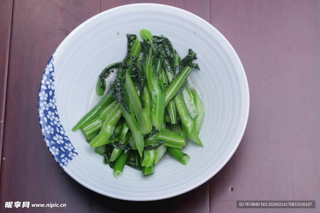 清炒青菜摆于素雅盘中