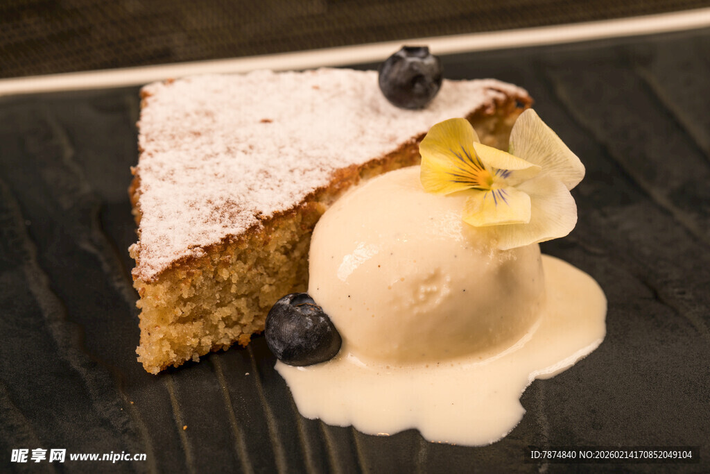 美味蛋糕配冰淇淋甜点