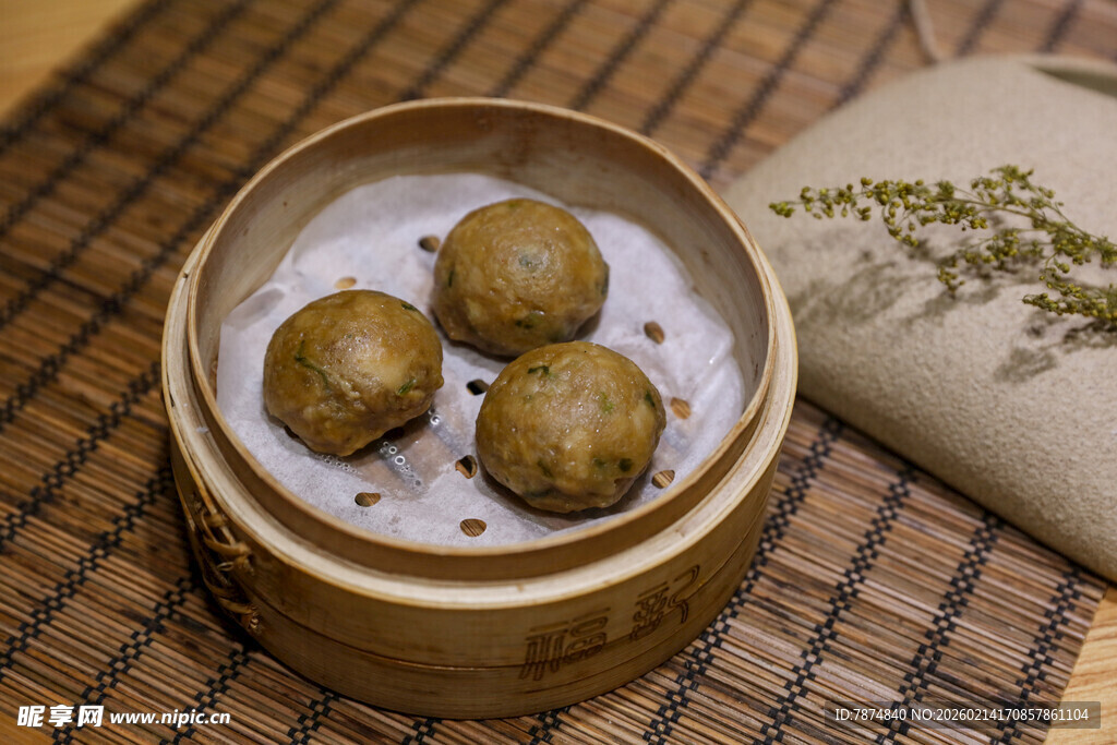 竹制蒸笼里的美味丸子