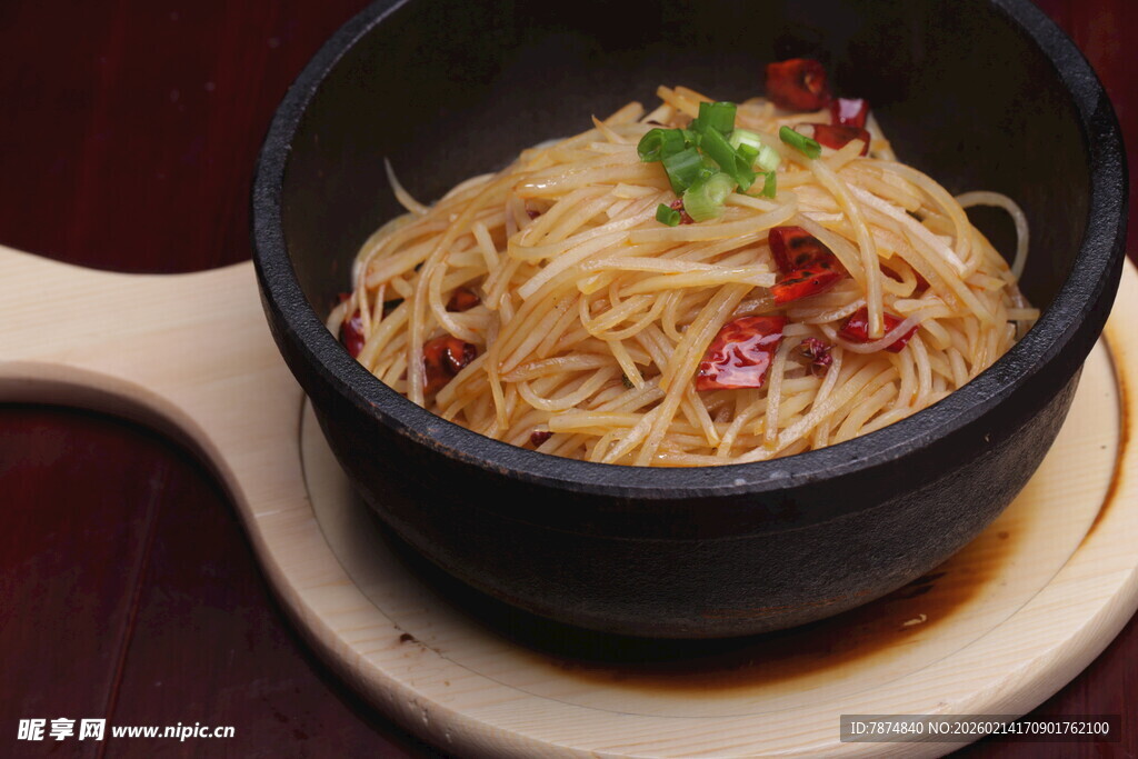 砂锅土豆丝 香辣诱人