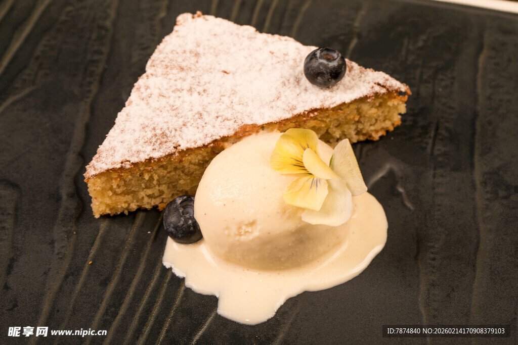 巧克力蛋糕配香草冰淇淋