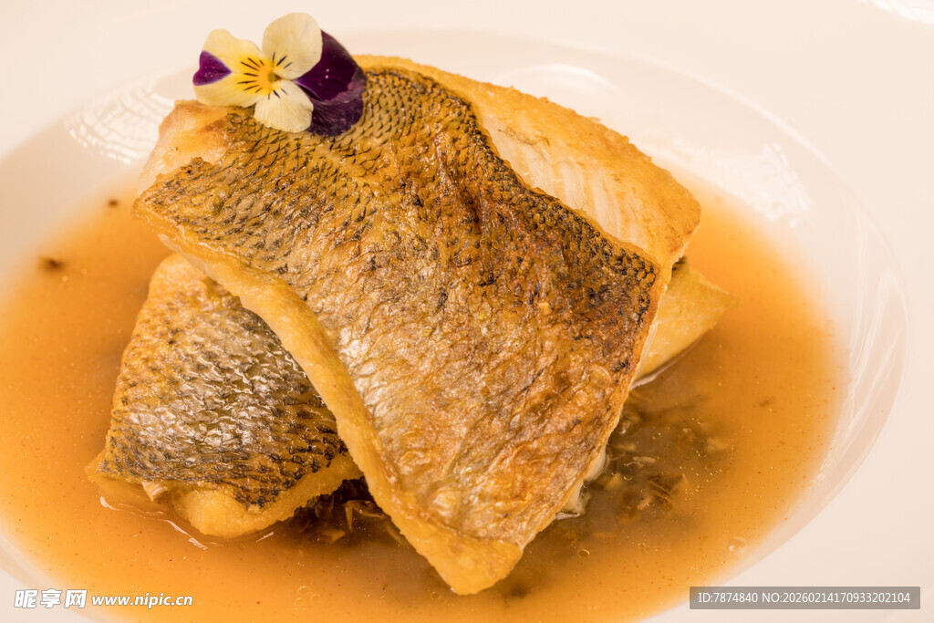 香煎美味鱼肉配特色酱汁