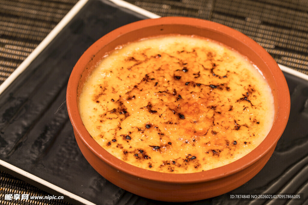 陶碗装的美味焗烤布丁