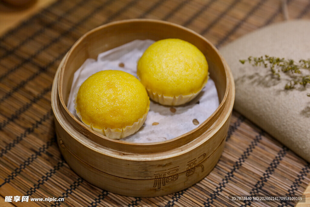竹制蒸笼里的美味黄馒头
