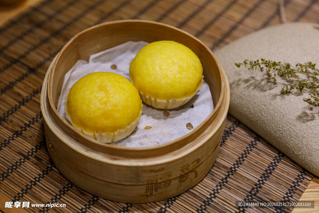 竹笼中的美味金黄包子