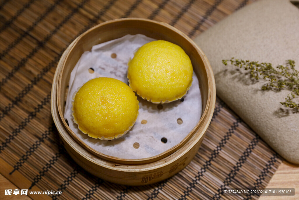 竹笼中的美味黄色点心