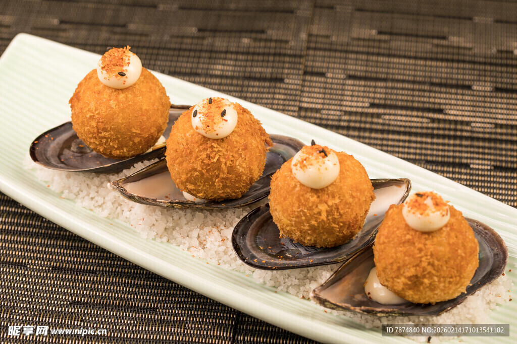 精致摆盘的美味炸物