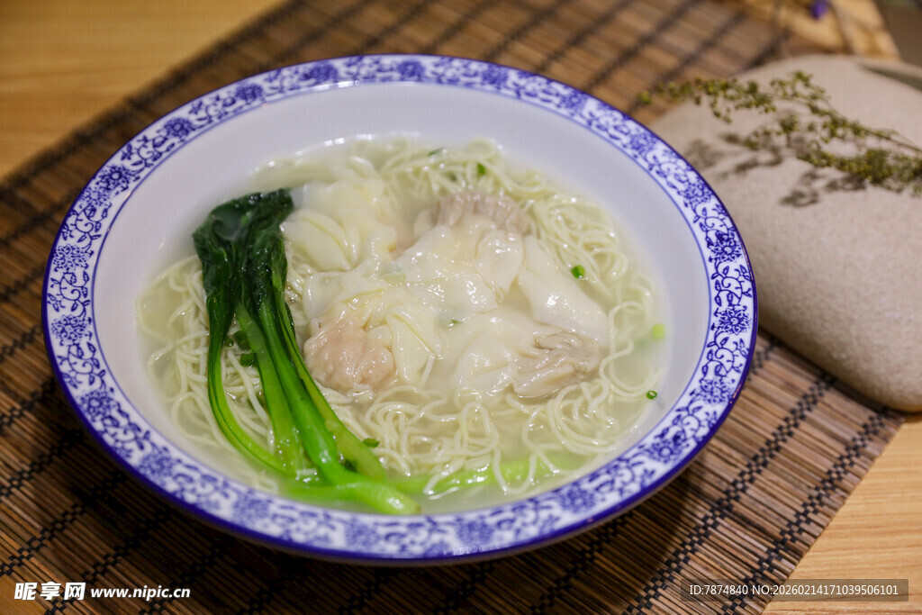 青花瓷碗装的鲜美食汤面