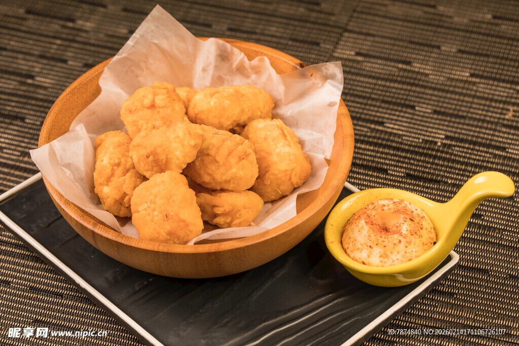 木碗中的美味炸物与蘸酱