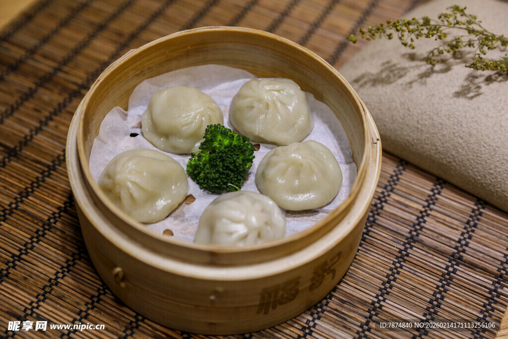 竹制蒸笼里的美味小笼包