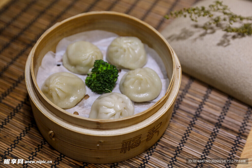 竹制蒸笼里的美味小笼包