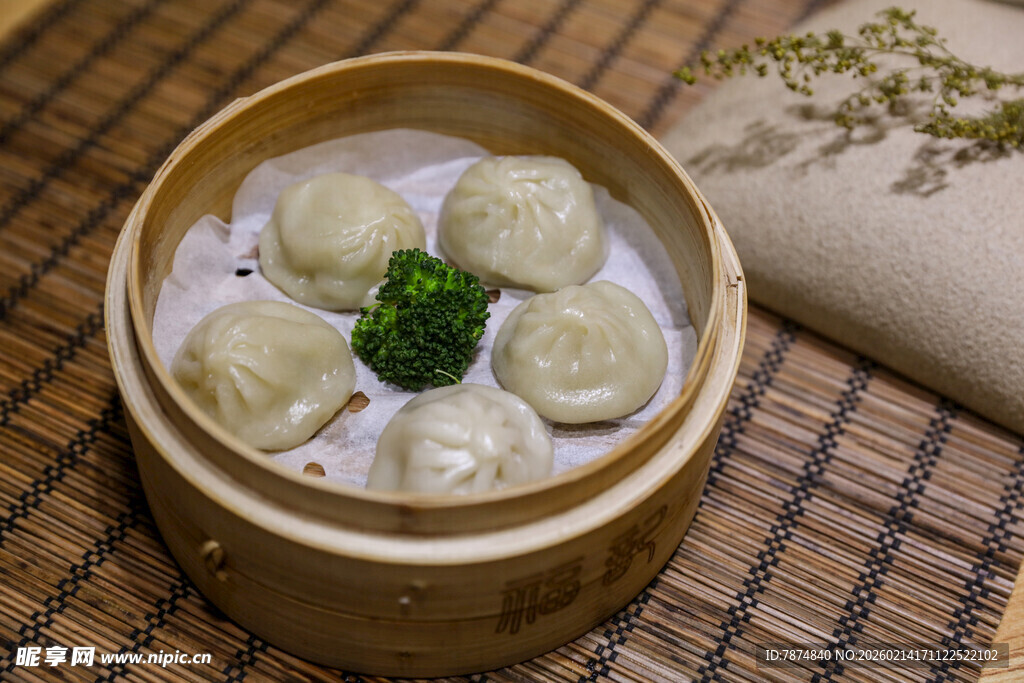 竹制蒸笼里的美味小笼包