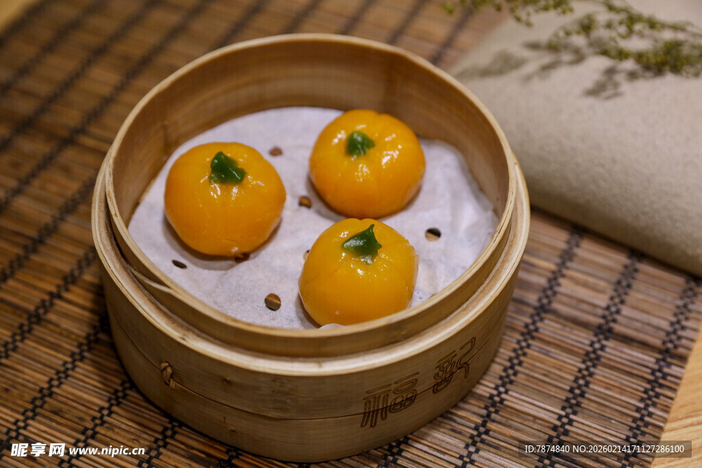 竹笼中的精致南瓜小点心