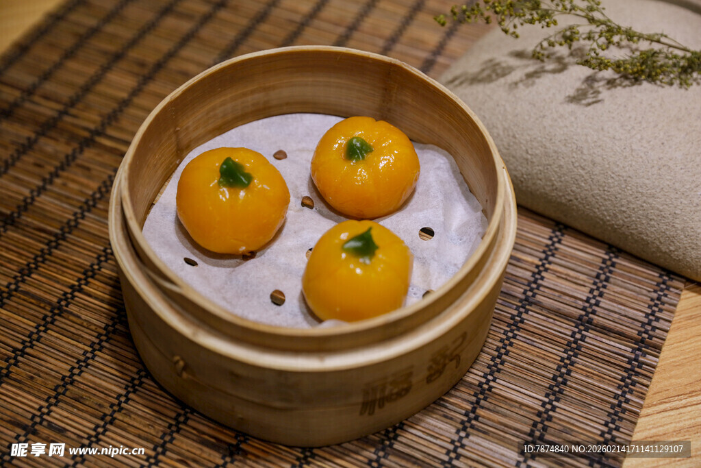 竹制蒸笼里的美味南瓜包