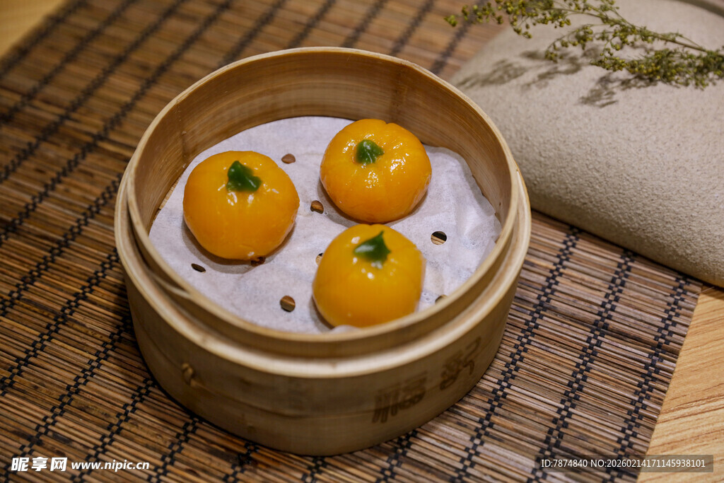 竹制蒸笼里的金黄南瓜包