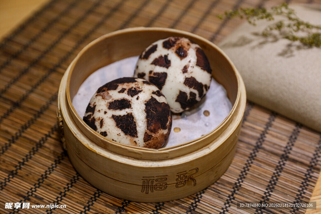 竹制蒸笼里的特色花纹点心
