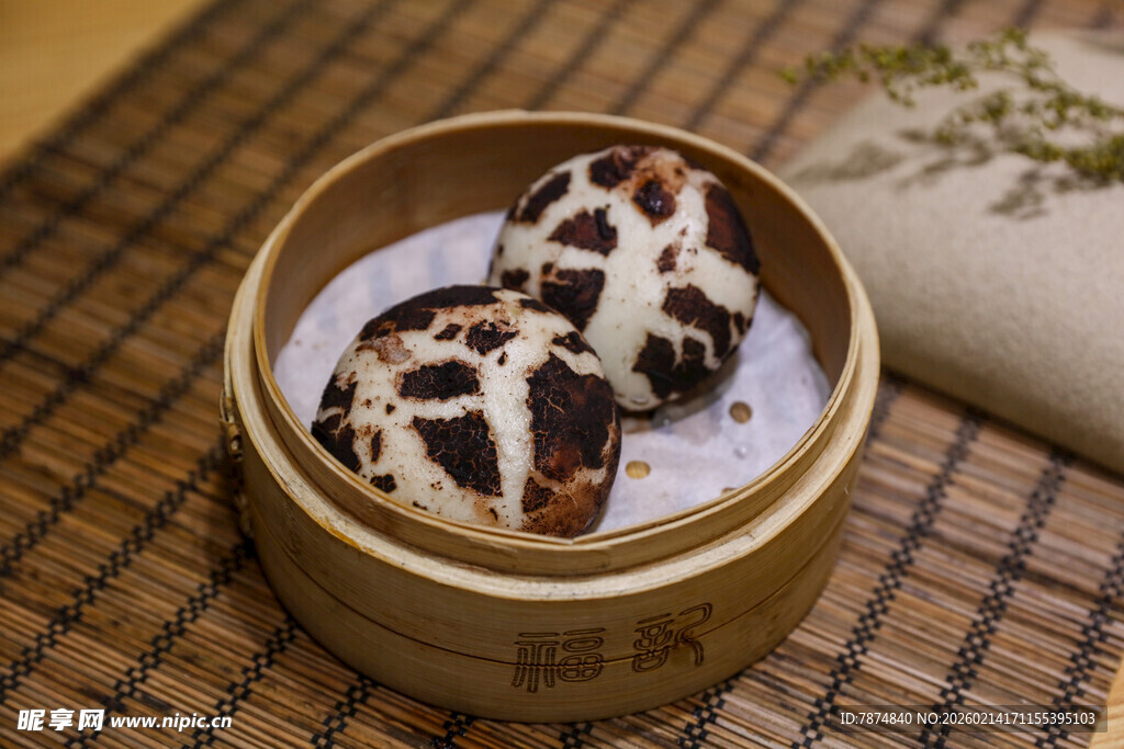 竹制蒸笼里的双色糕点
