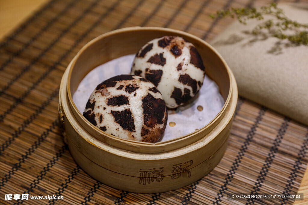 竹制蒸笼里的花纹豆沙包