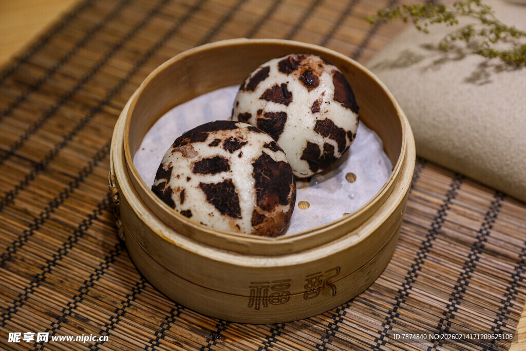 竹制蒸笼里的特色花纹包子