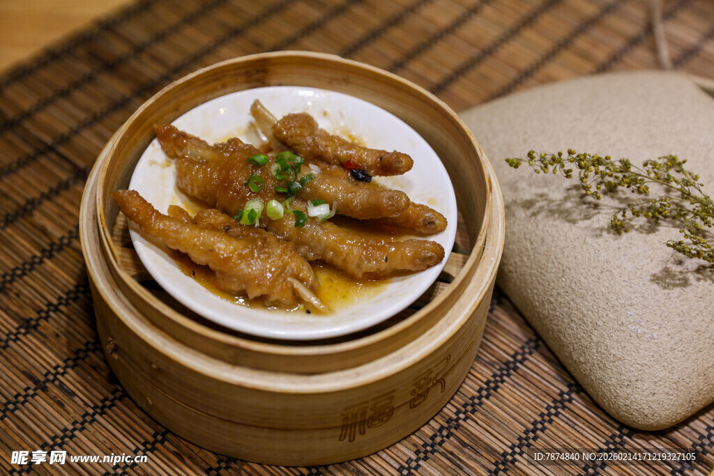 竹制蒸笼里的美味蒸排骨