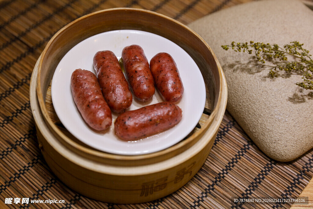 竹制蒸笼里的美味小香肠