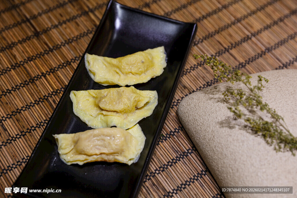 精致摆盘的美味黄色饺子