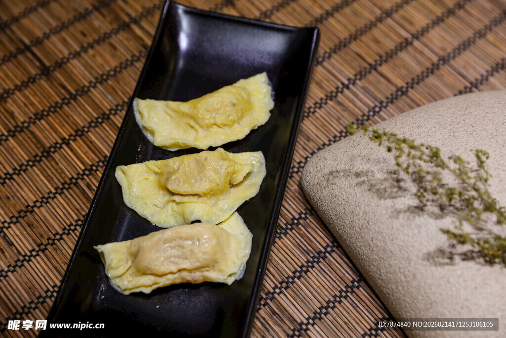 精致蛋饺摆放在盘