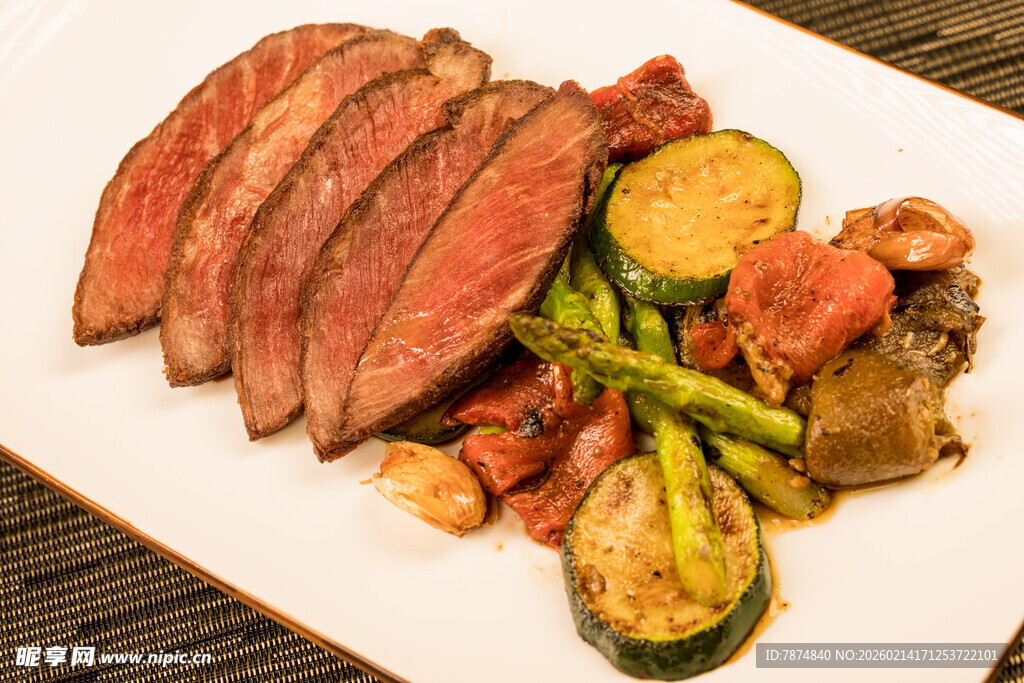 美味牛排配多彩蔬菜