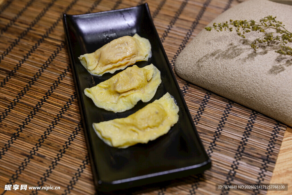 日式玉子烧置于黑色餐盘