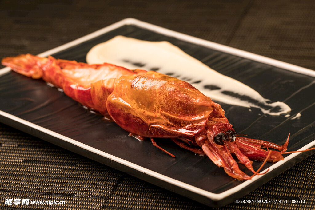 美味大虾摆放在精致盘中