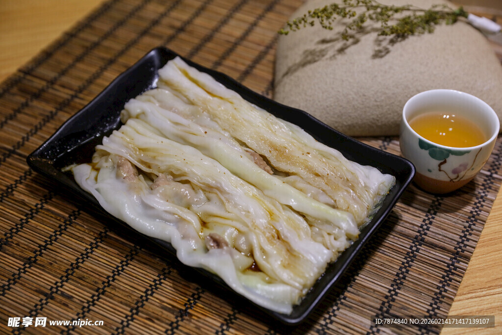 美味肠粉 搭配蘸料诱人