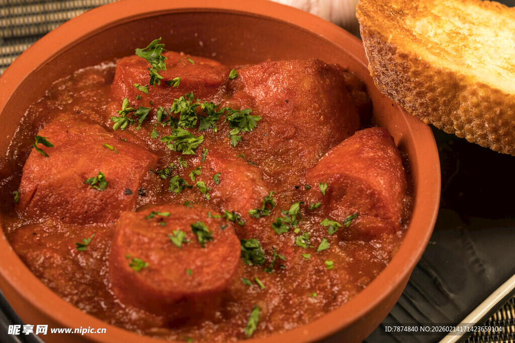 陶罐炖煮的美味香肠