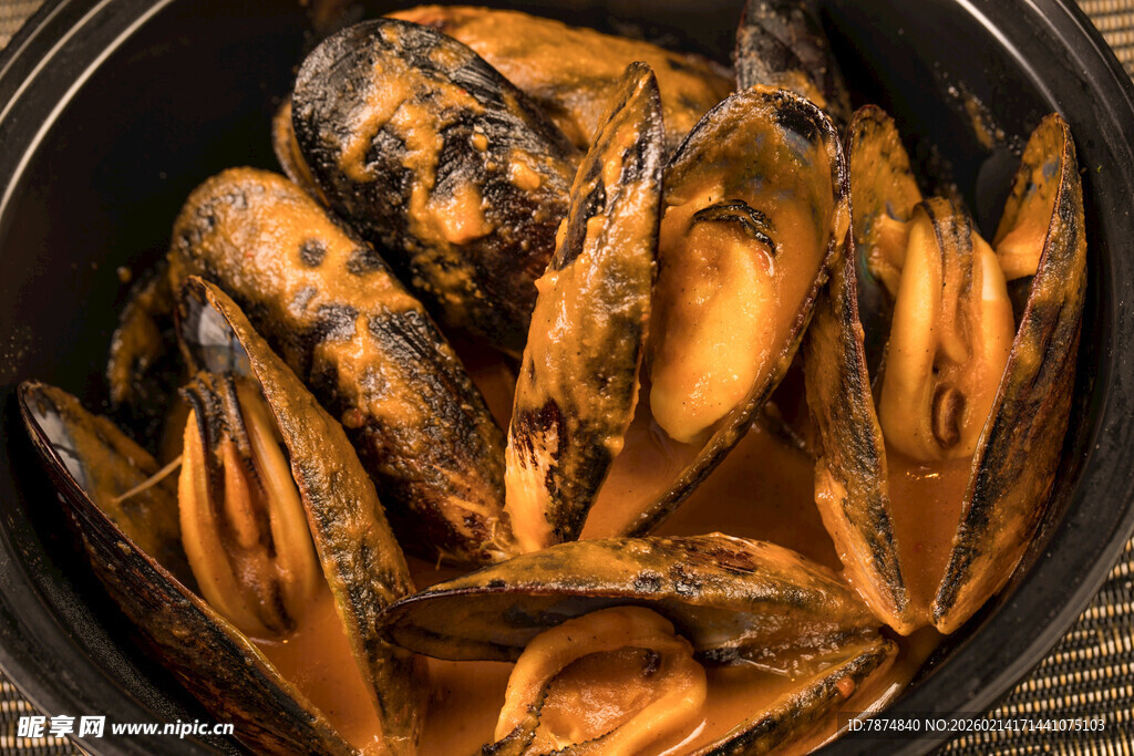 黑锅中的美味贻贝