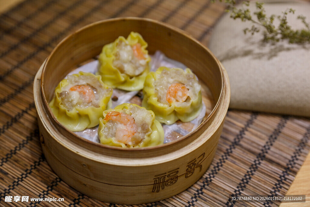 竹制蒸笼里的美味三鲜烧麦