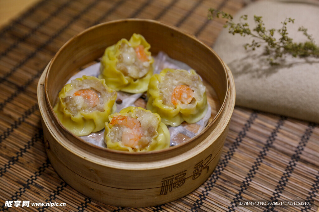 竹制蒸笼里的美味虾肉烧麦