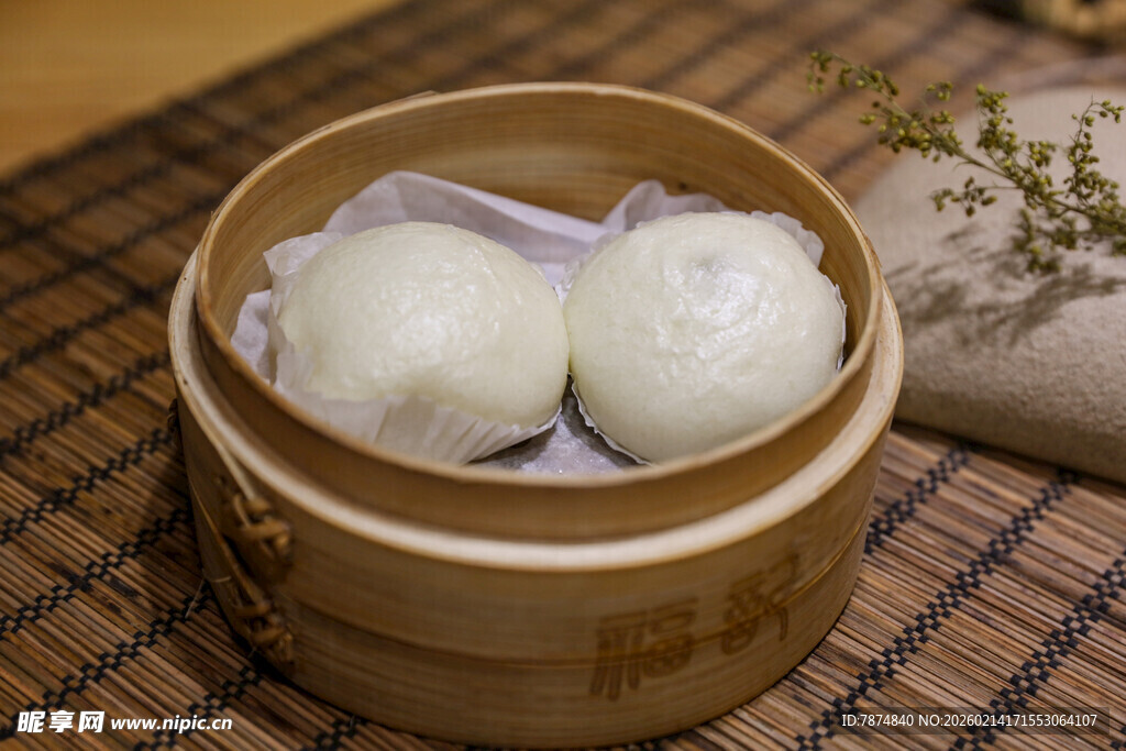 竹制蒸笼里的美味包子