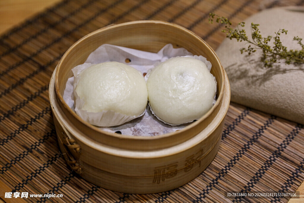 竹制蒸笼里的美味白包子
