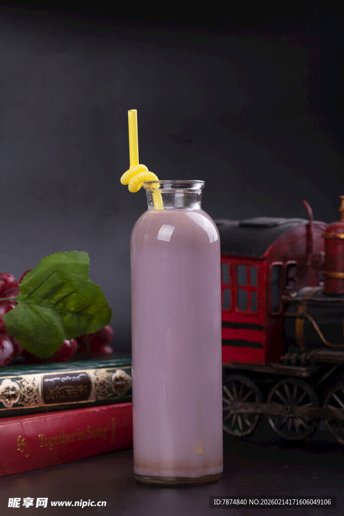 紫色奶昔配吸管与水果