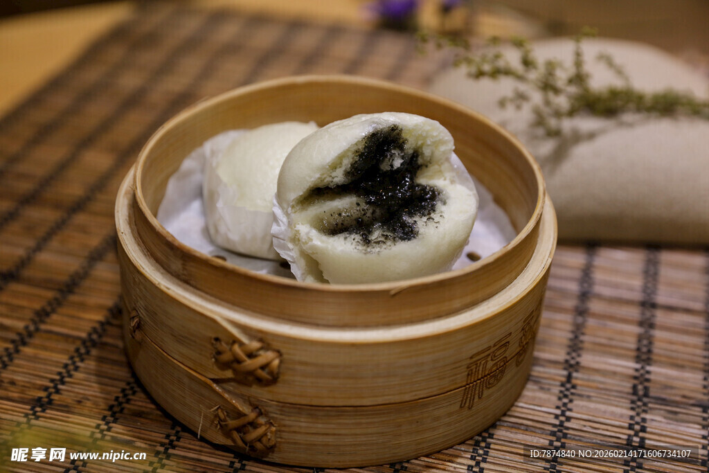竹制蒸笼里的美味豆沙包