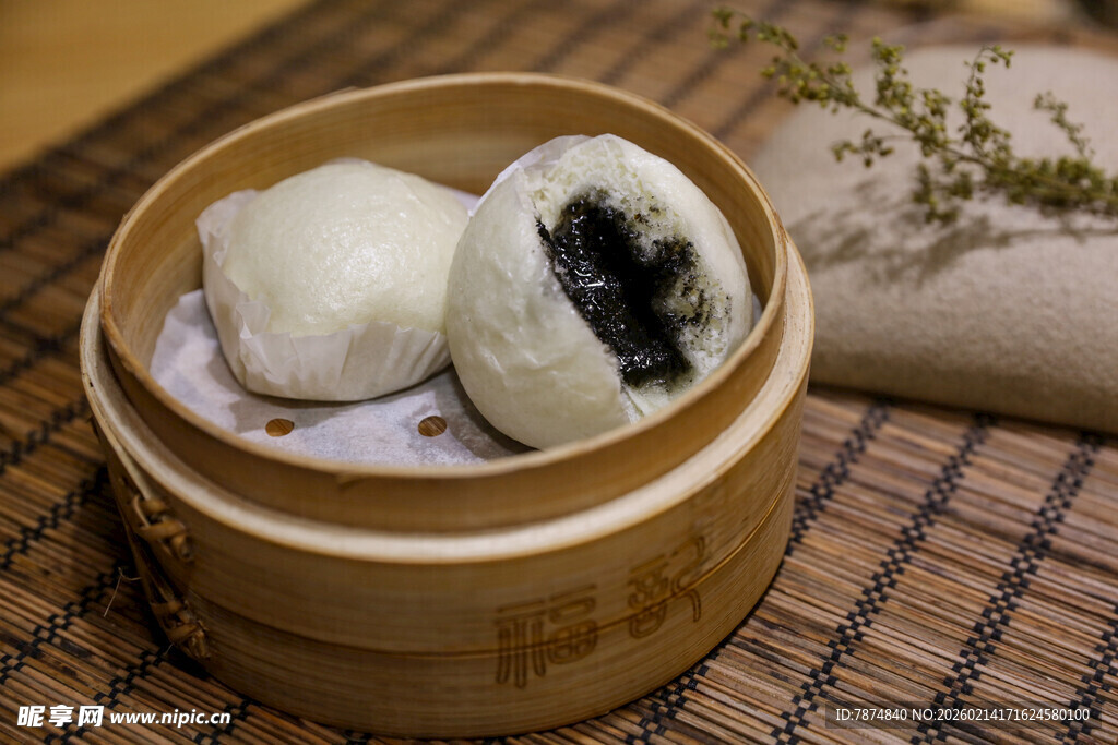 竹制蒸笼里的美味豆沙包